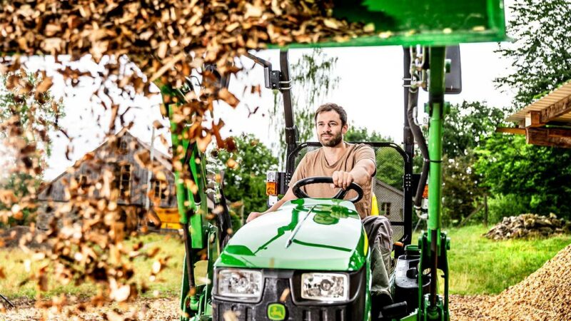 John Deere 1026R Compact Tractor - Image 3