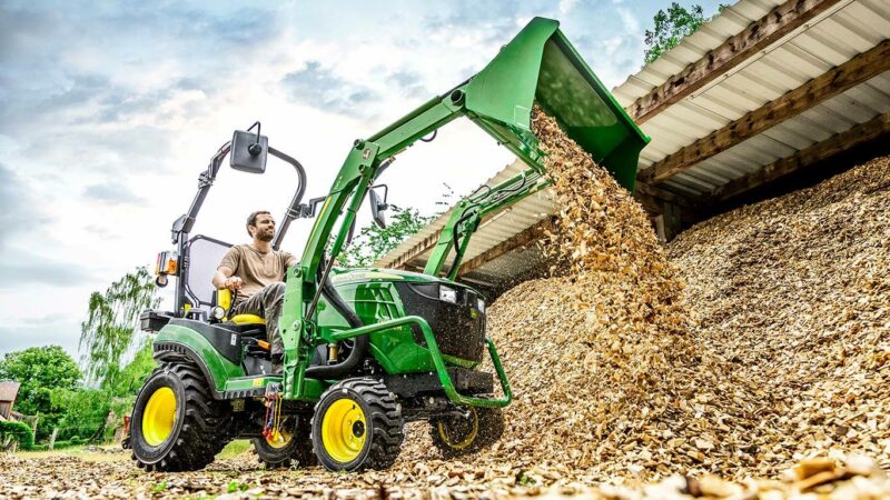 John Deere 1026R Compact Tractor - Image 4