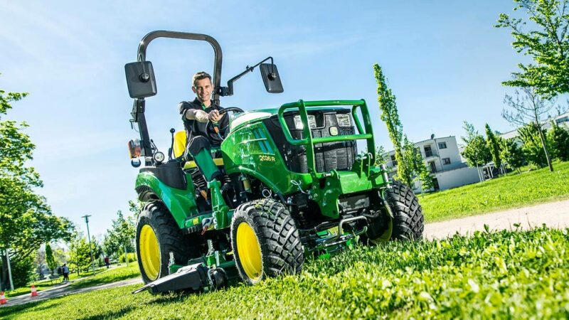 John Deere 2026R Compact Tractor - Image 3